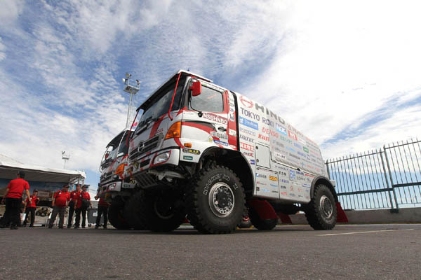 HINO500 Series trucks arrive at the inspection center in Rosario.