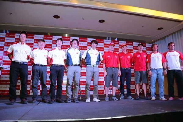 The members of HINO TEAM SUGAWARA at the press conference held by Toyota Argentina.