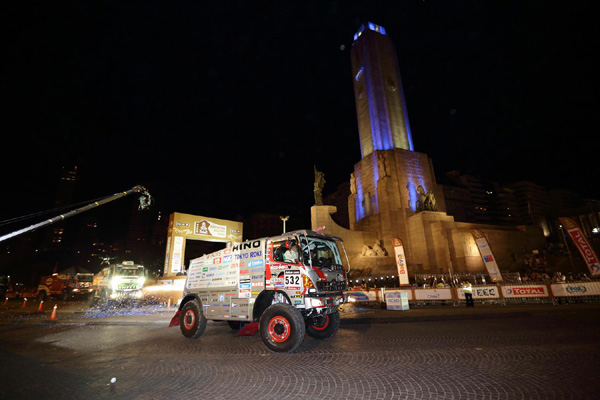 Car 1 energetically leaves Monumento Nacional a la Bandera.