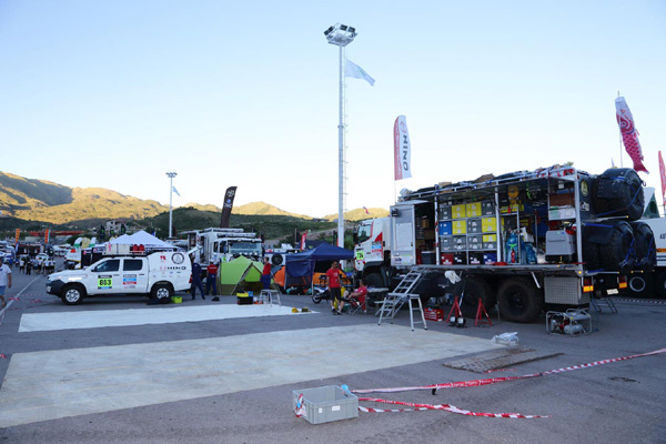 At the bivouac in San Luis, the Hino team awaits the arrival of its HINO500 Series racing trucks.