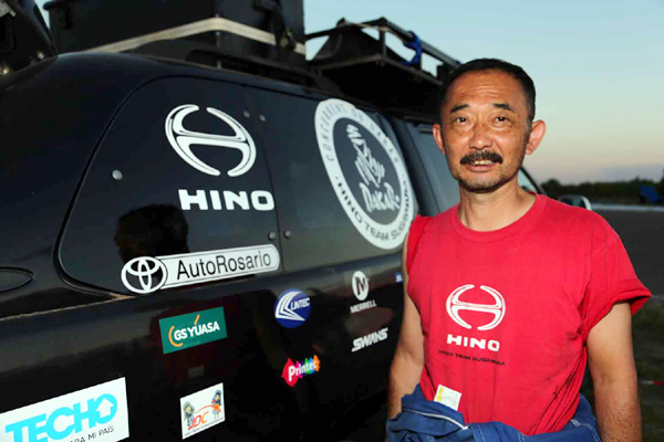 Mechanic Seiichi Suzuki awaits the arrival of the HINO500 Series trucks at the bivouac in San Rafael.