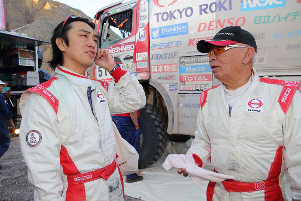 Yoshimasa and Teruhito Sugawara discuss stage conditions.