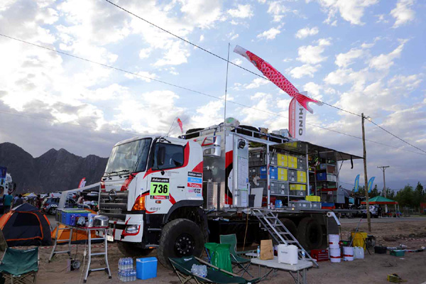 The HINO700 Series ZS assisting truck awaits the arrival of the rally trucks at the bivouac in Chilecito.