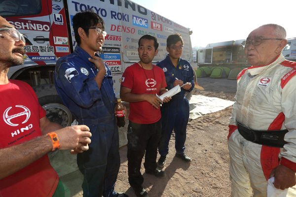 Yoshimasa Sugawara and Seiichi Suzuki discuss suspension settings.