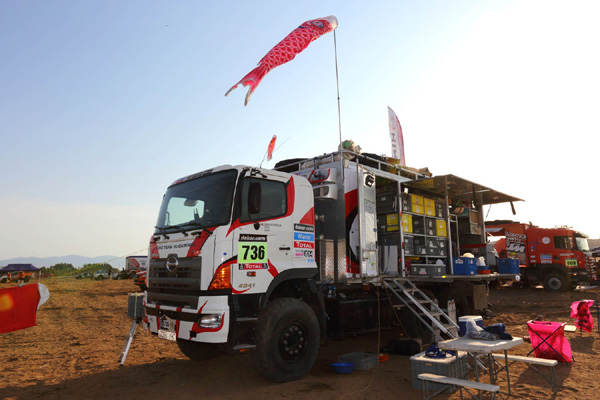 The Hino team awaits the arrival of their rally trucks at the bivouac in La Serena.