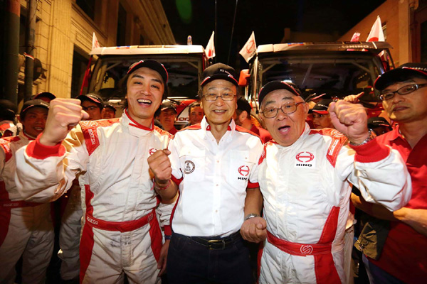 Yoshimasa and Teruhito Sugawara, and Mr. Ichikawa, chairman of Hino Motors are overjoyed after the goal ceremony.