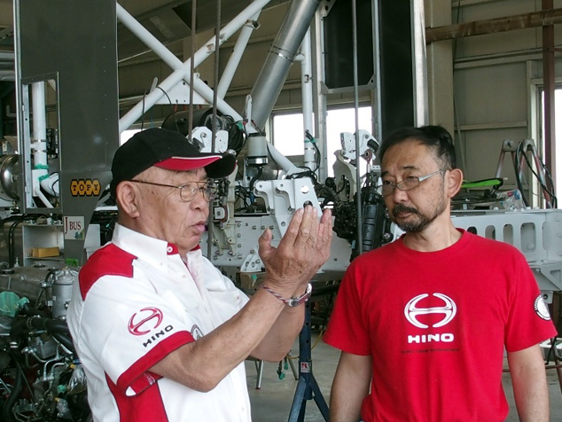 Yoshimasa Sugawara and mechanic leader Seiichi Suzuki discuss their fabrication plan.