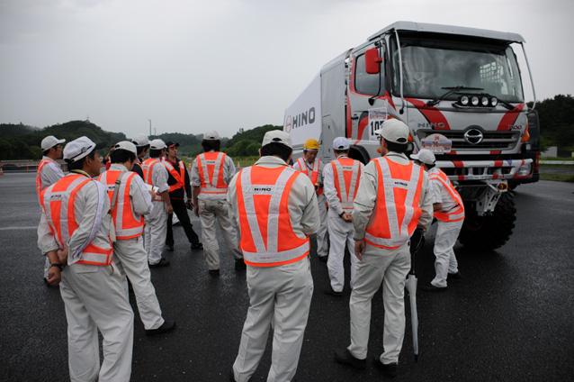 The development team and the HINO500 Series truck at the Ibaraki Test Course.