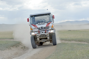 The HINO500 Series truck races through the grasslands in great shape.