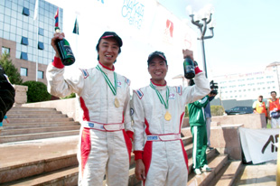 Teruhito Sugawara and Hiroyuki Sugiura arrive at the podium.