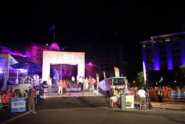 The ceremonial start was held in the Plaza de Mayo facing the presidential office.