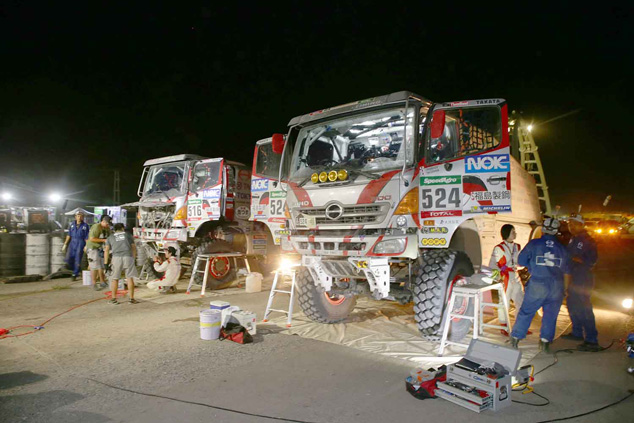 The team's two HINO500 Series trucks arrive together at the bivouac in San Juan.