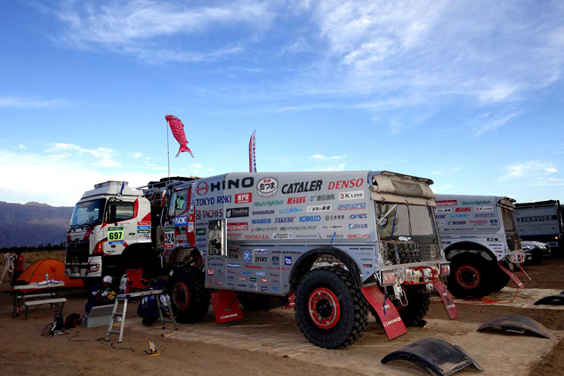 The team’s two Hino500 Series trucks are serviced side by side at the bivouac in Chilecito.