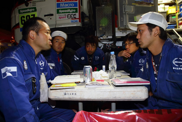 At the bivouac in Antofagasta, mechanics discuss the servicing work prior to the arrival of the team’s HINO500 Series trucks.
