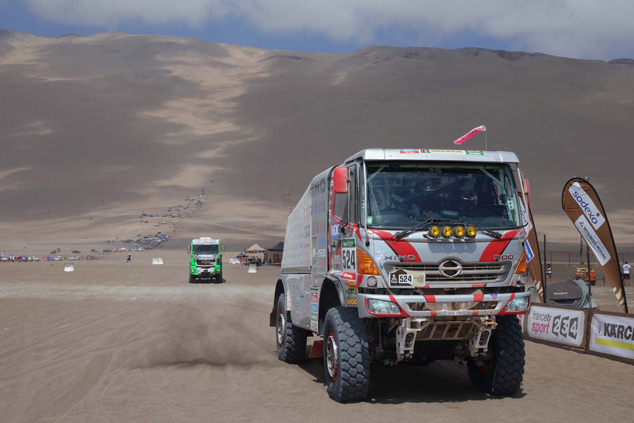 Car 1 crosses the finish line of the Iquique SS.