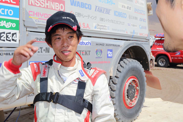 Katsumi Hamura briefs mechanics on his truck's condition.