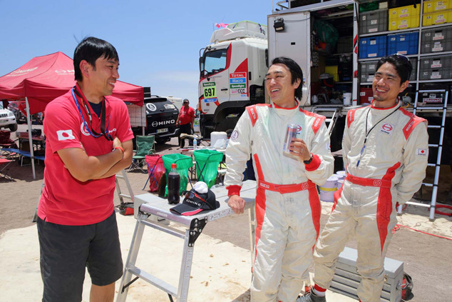 Engineer Katsuyuki Nagoshi listens to what Teruhito Sugawara and Hiroyuki Sugiura have to say about the engine's condition.