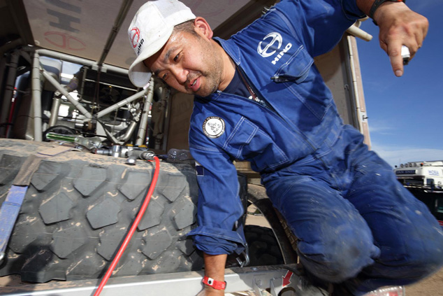 Mechanic sub-leader Takeshi Suenaga carefully inspects the truck’s body.