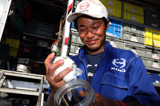 Hiroya Fukuno inspects and cleans the fuel filter.