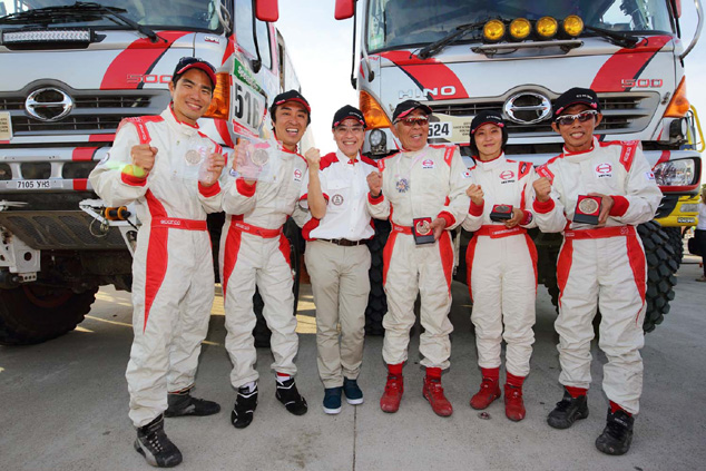 The Hino team celebrates its 1-2 victory in the Under 10-litre class with Yasuhiko Ichihashi.