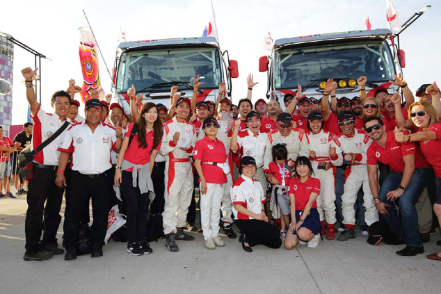 The Hino team poses for a group photo.