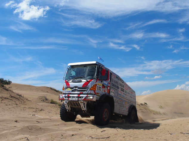 HINO500 Series truck racing through desert terrain in Mongolia.