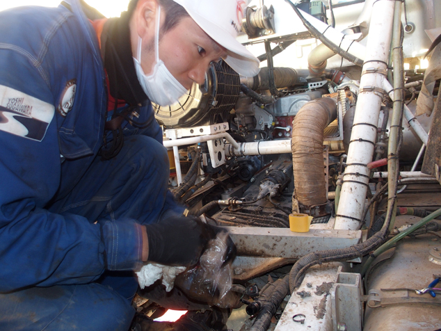 Mechanic Masato Kondo (Shizuoka Hino) inspects the fuel line.