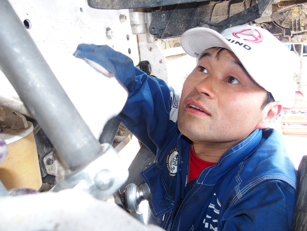 Mechanic Masaki Tagoku (Tokyo Hino) makes suspension adjustments.