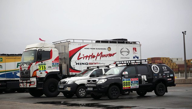 HINO TEAM SUGAWARA's HINO700 ZS and Hilux vehicles after their inspection.
