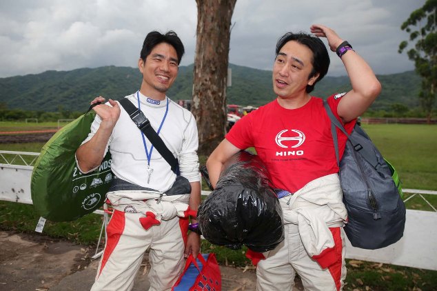 Teruhito Sugawara and Hiroyuki Sugiura arrive at the bivouac with their sleeping gear.