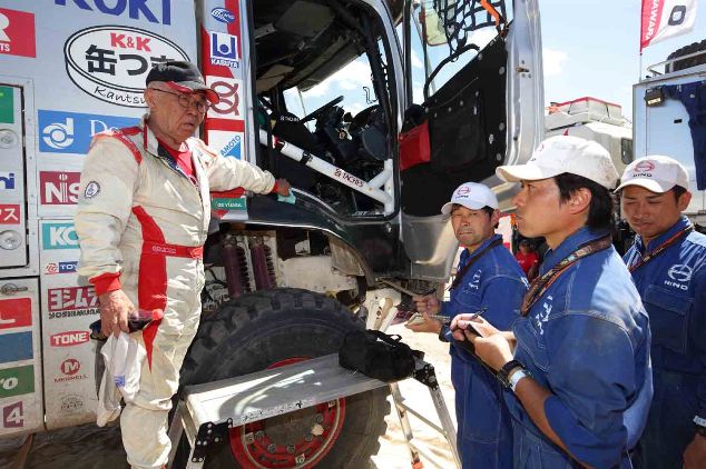 Yoshimasa Sugawara gives mechanics an update on his truck.