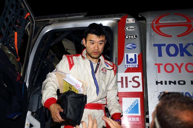 Mitsugu Takahashi climbs down from his HINO500 Series truck at the bivouac.