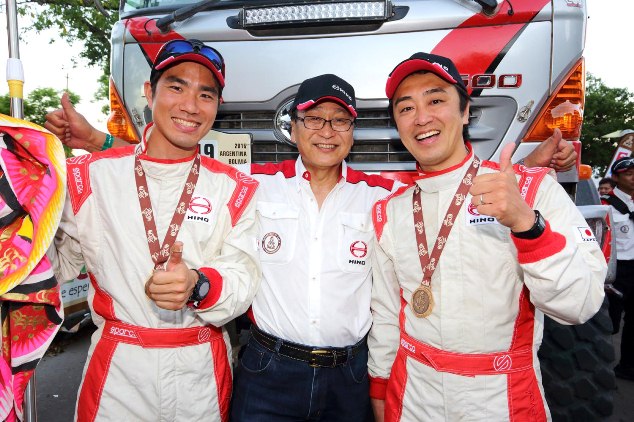 Hino Motors chairman, Masakazu Ichikawa, congratulates the Teruhito Sugawara and Hiroyuki Sugiura crew.