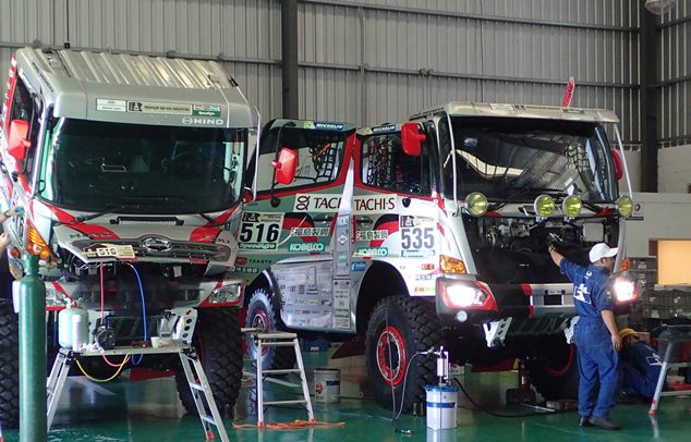 At a service shop on the outskirts of Buenos Aires, HINO500 Series trucks undergo final adjustments and team staff prepare for inspections. 