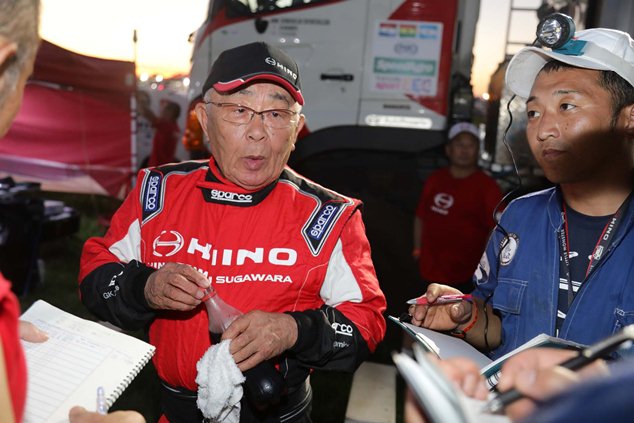 Yoshimasa Sugawara discusses his truck's specs with mechanics.