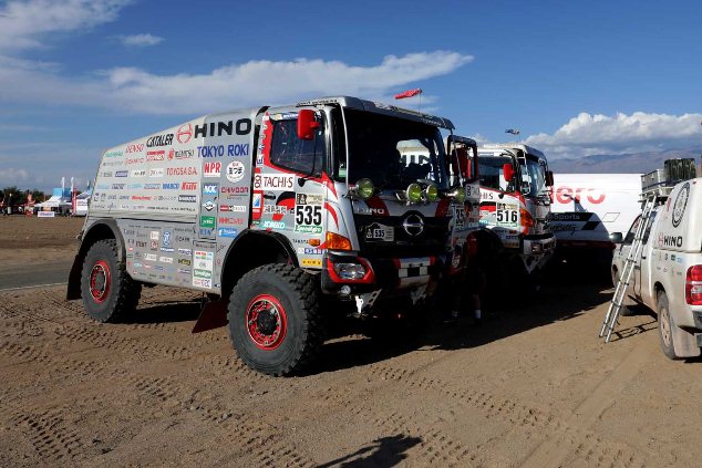 HINO500 Series trucks and assistance cars arrive at Chilecito.