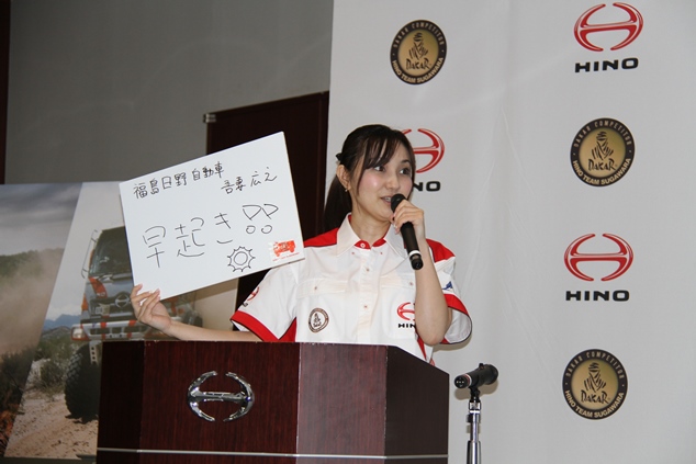 Ms. Yuikawa, the emcee for the conference, introduces the panel by Hiroyuki Azuma, mechanic.