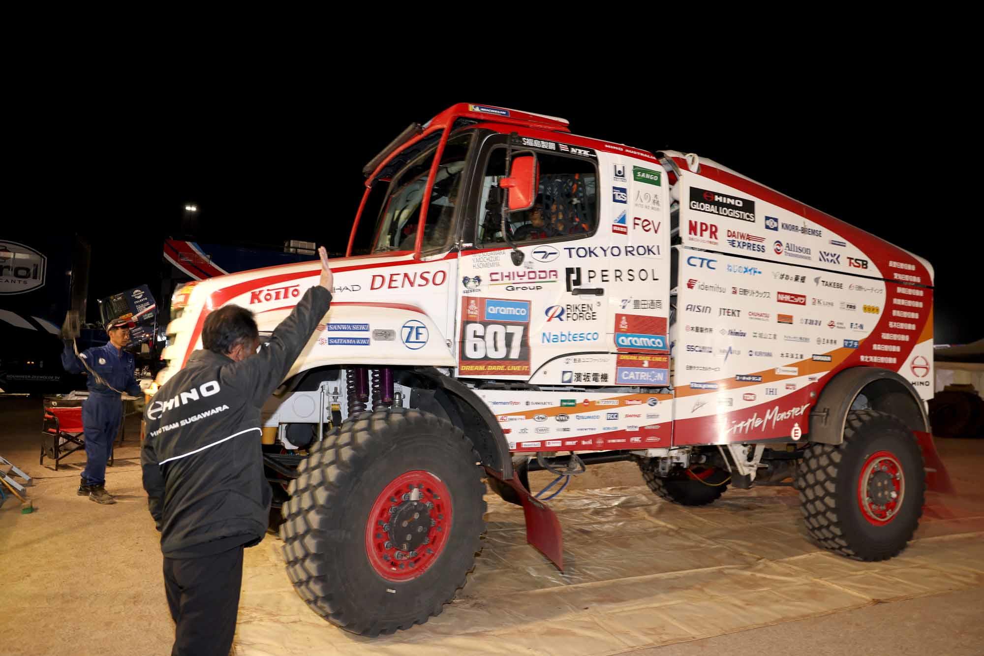 While dealing with brake problems, the SS was safely completed.　In the dunes, the car showed speed that was comparable to that of a large-displacement car, and maintained its seventh place in the truck category.