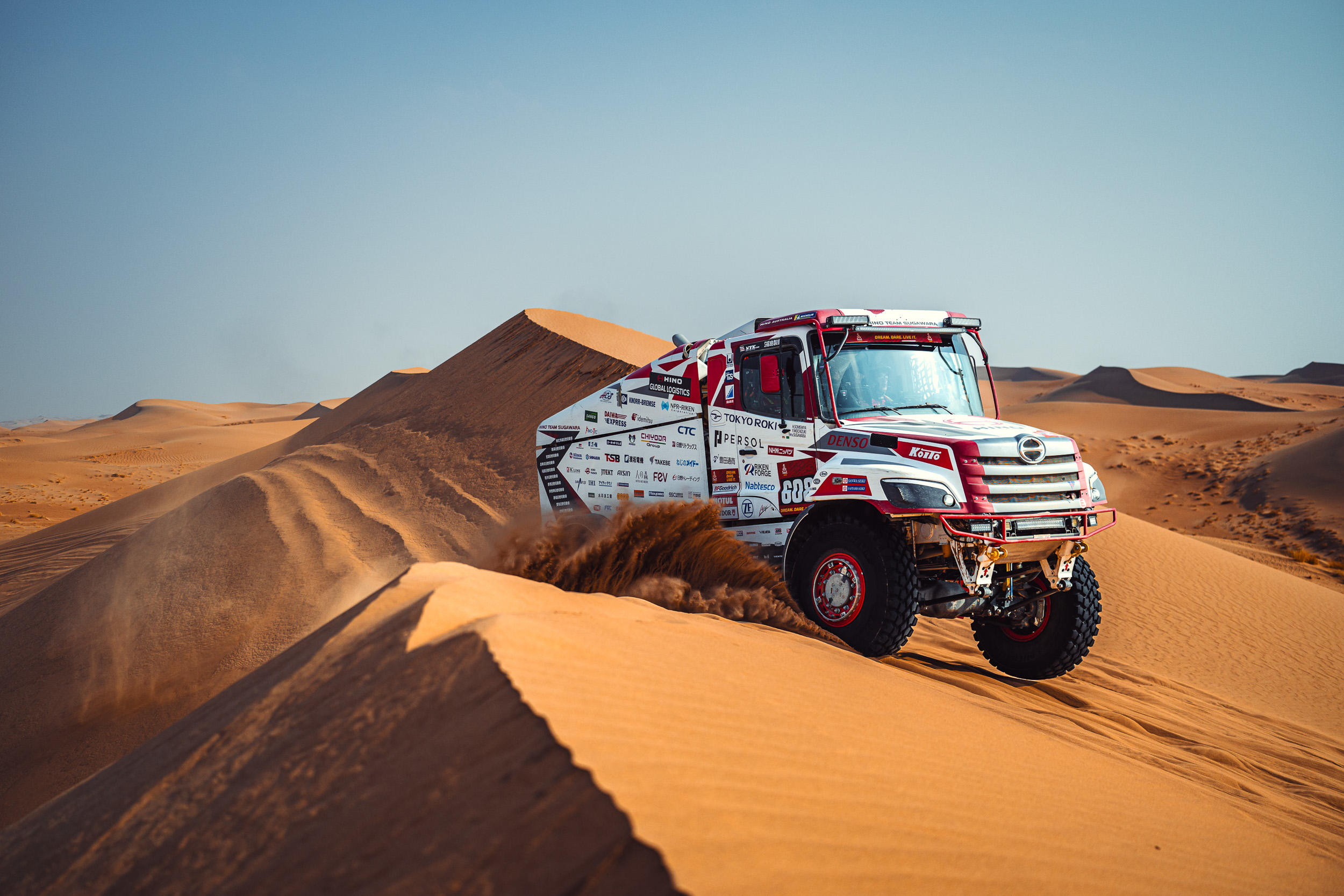 砂丘を走行するHINO600.jpg