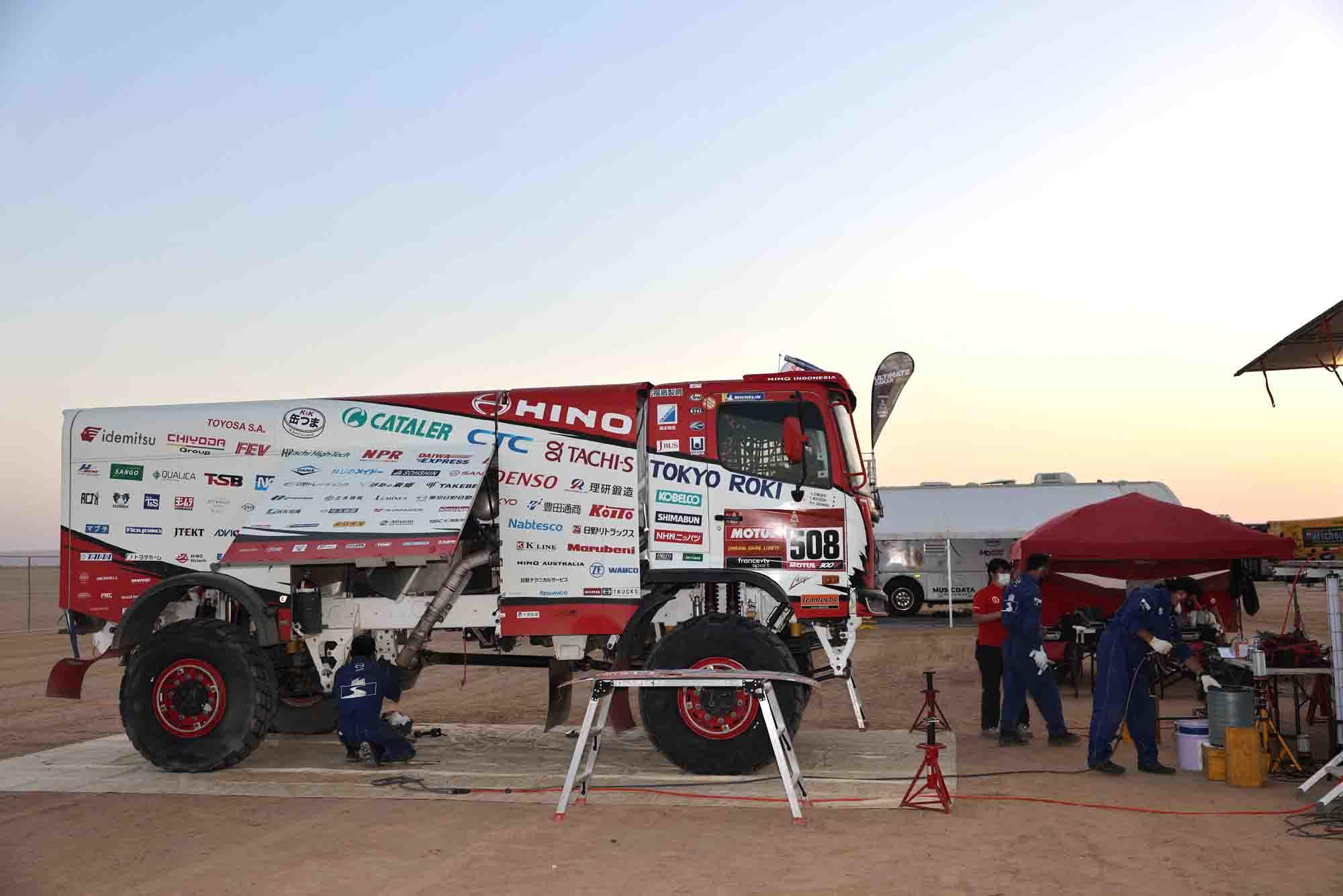 STAGE2:Racers Face Full-Blown Dunes in a Desert Stage in the South. Team's truck finishes the first long SS of the event at 14th place.