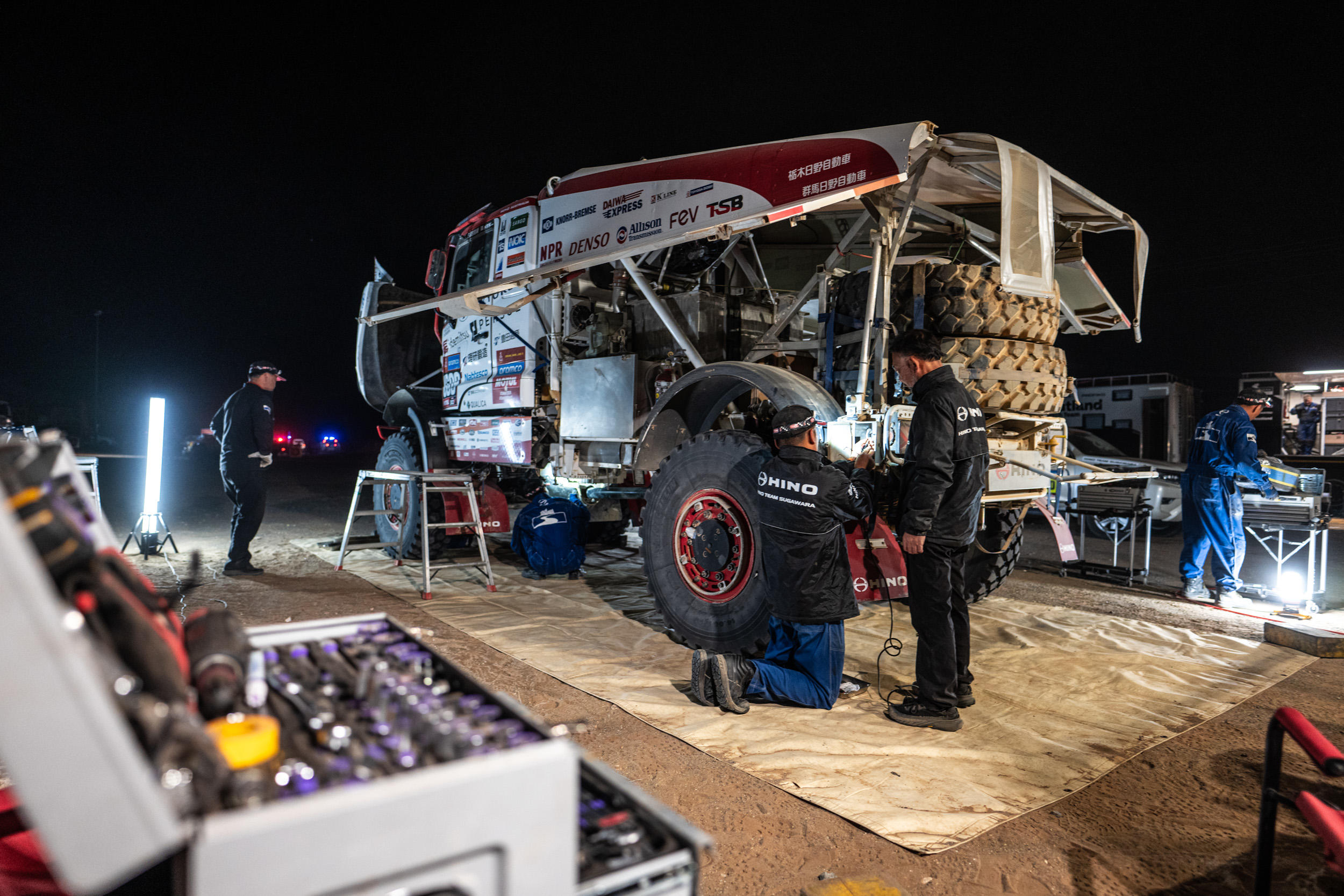 Finished the first day of the semi-marathon stage in 16th place, moving up to 10th place in accumulated overall rankings. Had replaced the transfer and made a great run through the sand dunes.