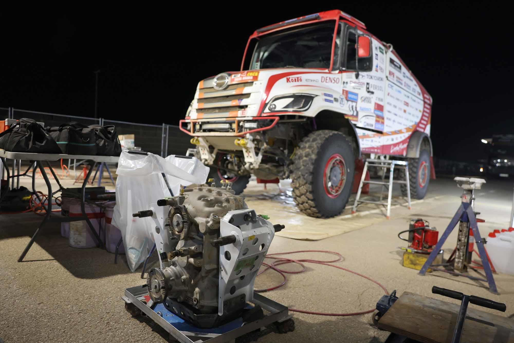 Hino Team Sugawara suffered a transfer problem and slowed down.　The team survived the dunes with minimal penalties and finished 17th in the track category.