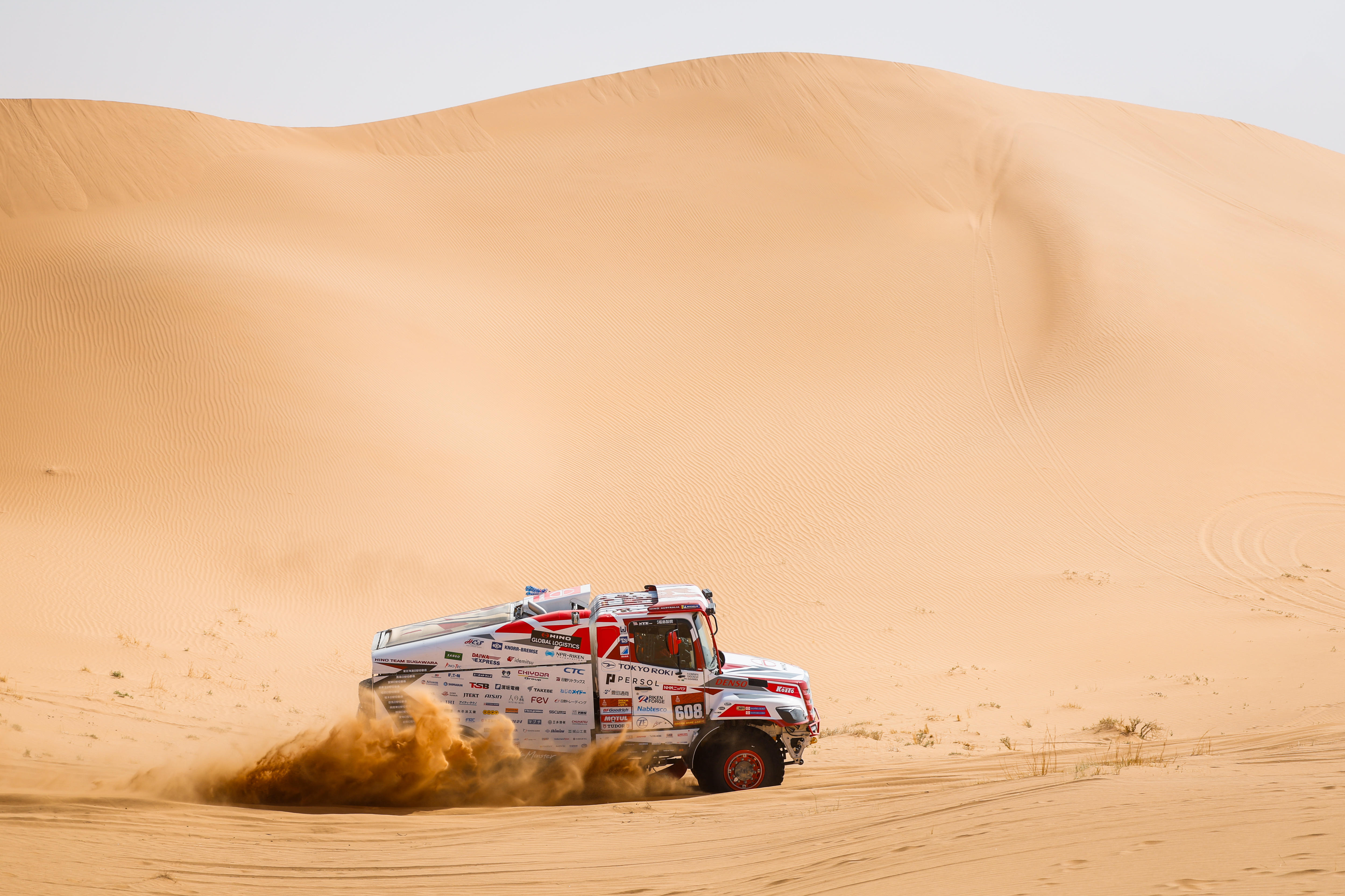 Dakar Rally 2026 Enters Second Half. High-Speed Gravel Course Favorable to Large Vehicles Completed in 11th Place.