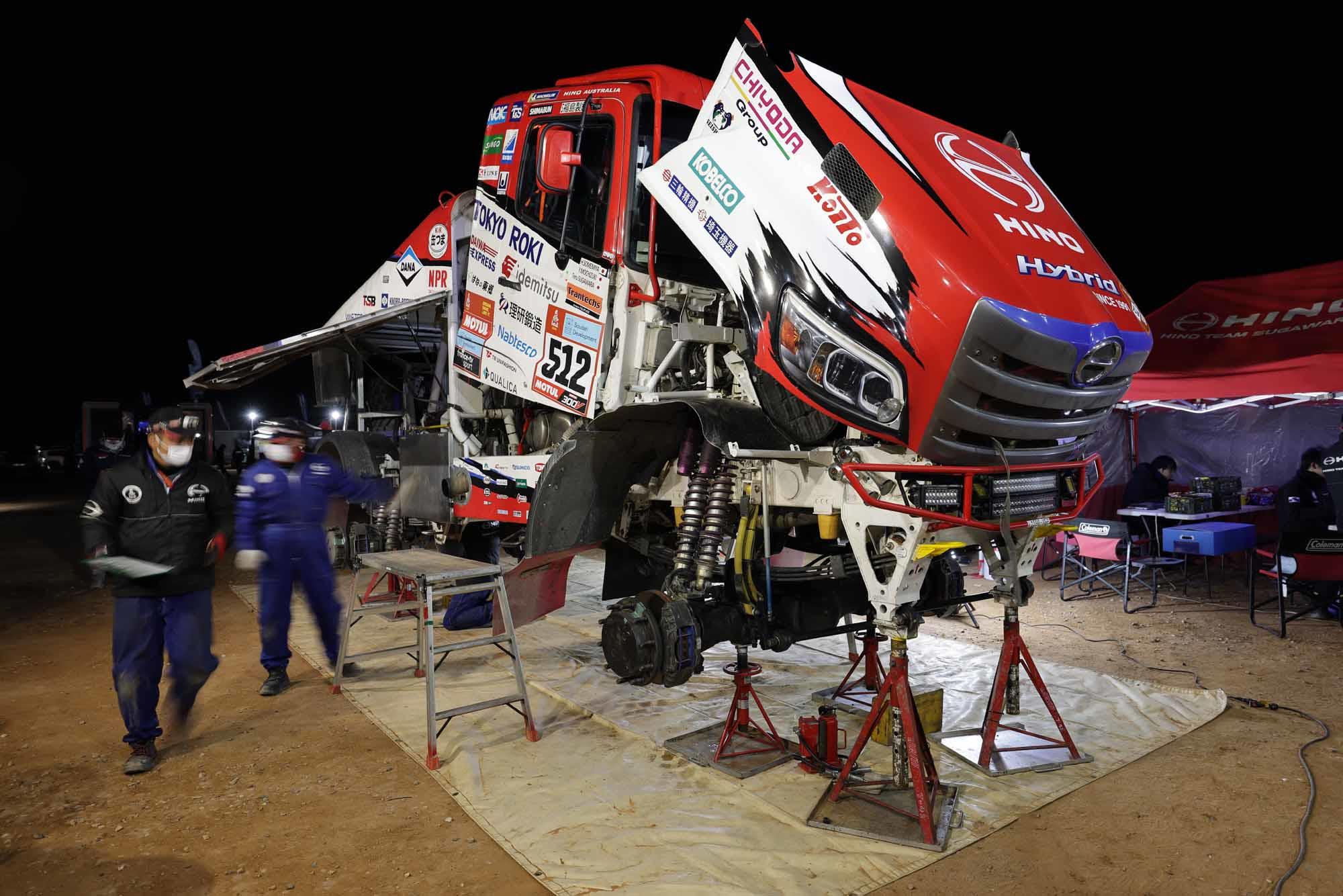 整備点検を行う日野チームスガワラ 0L3A1342.jpg