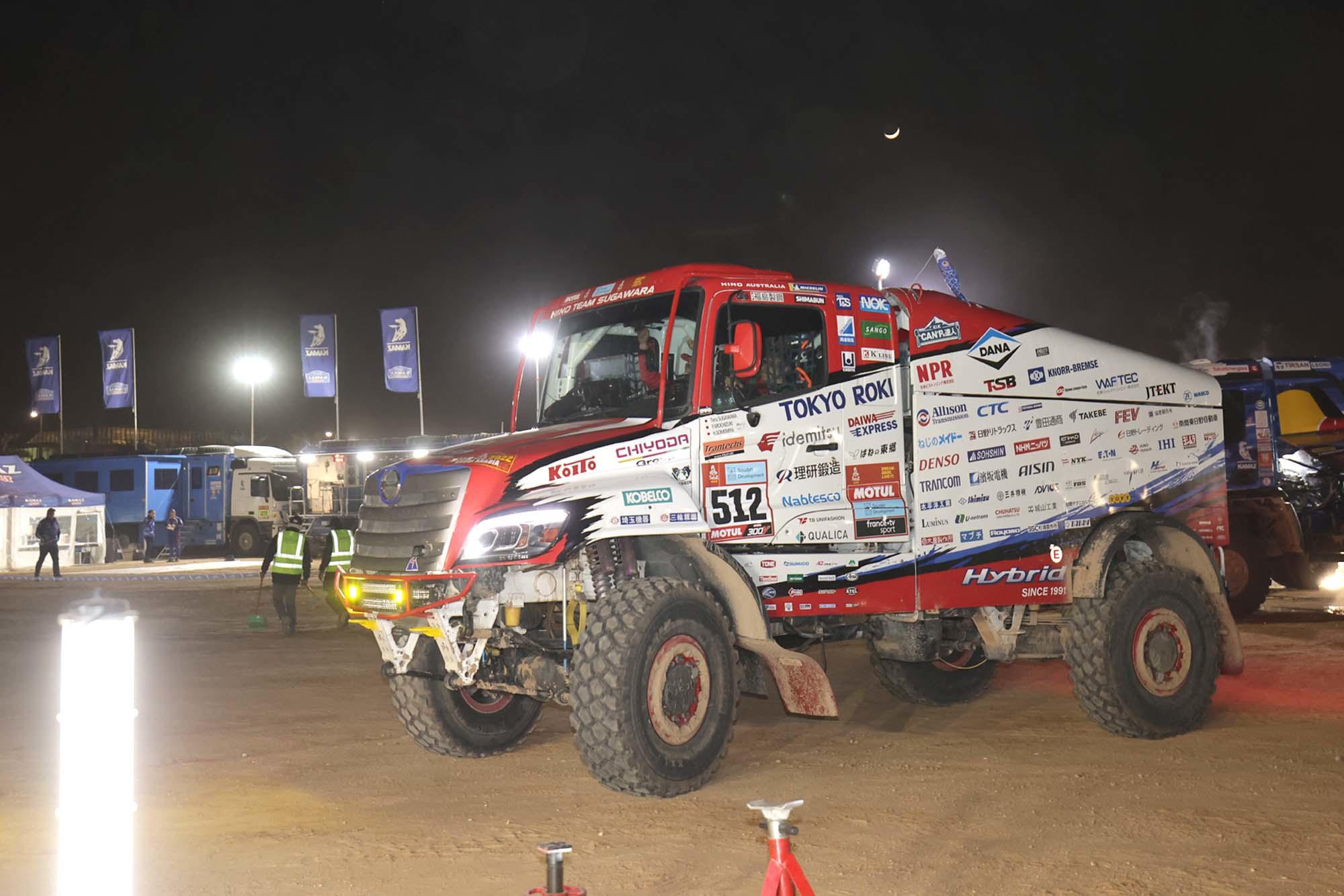 リヤドのビバークに入るHINO600シリーズ 0L3A1362.jpg