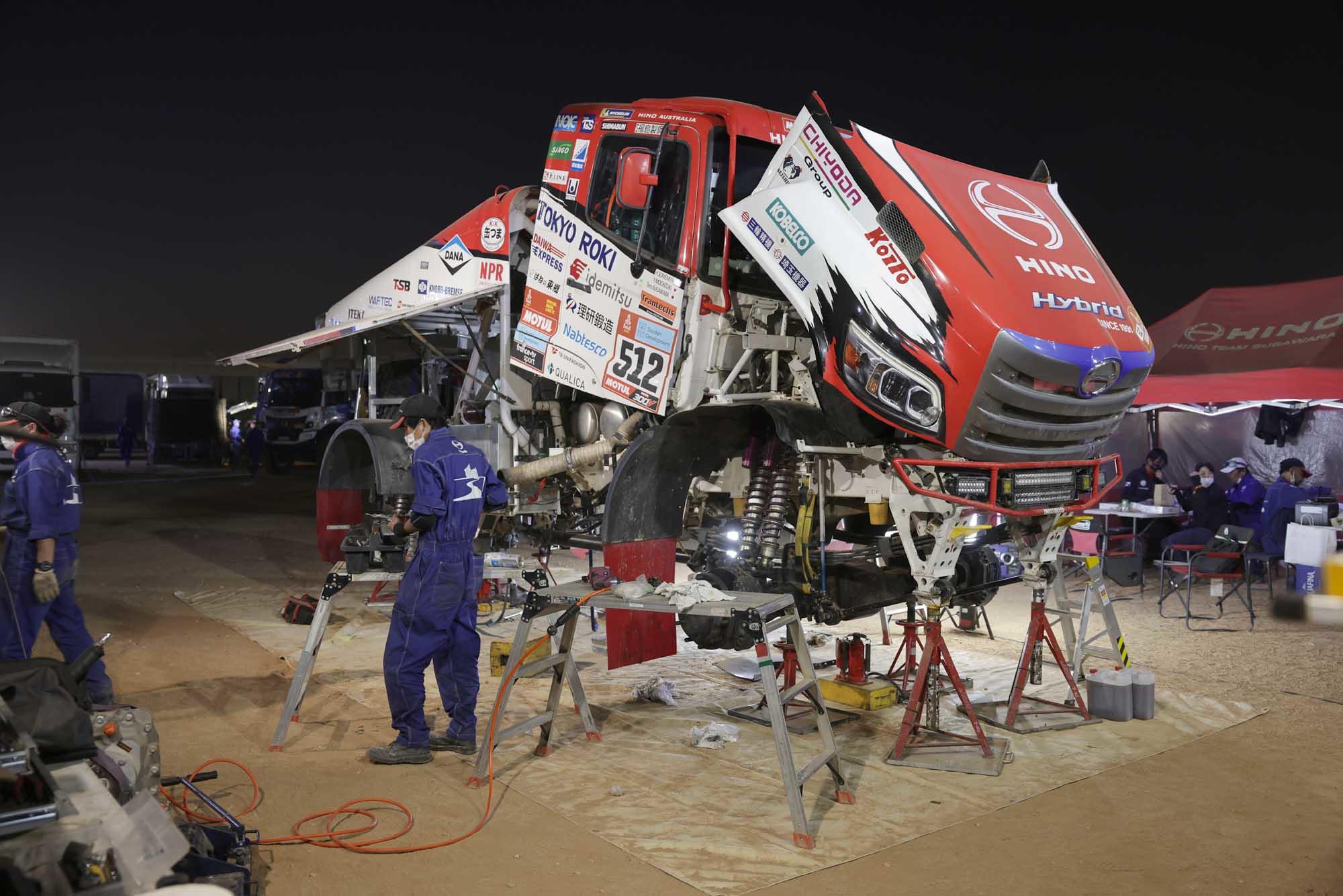 休息日の夜遅くまで整備を行った日野チームスガワラ 0L3A2574.jpg