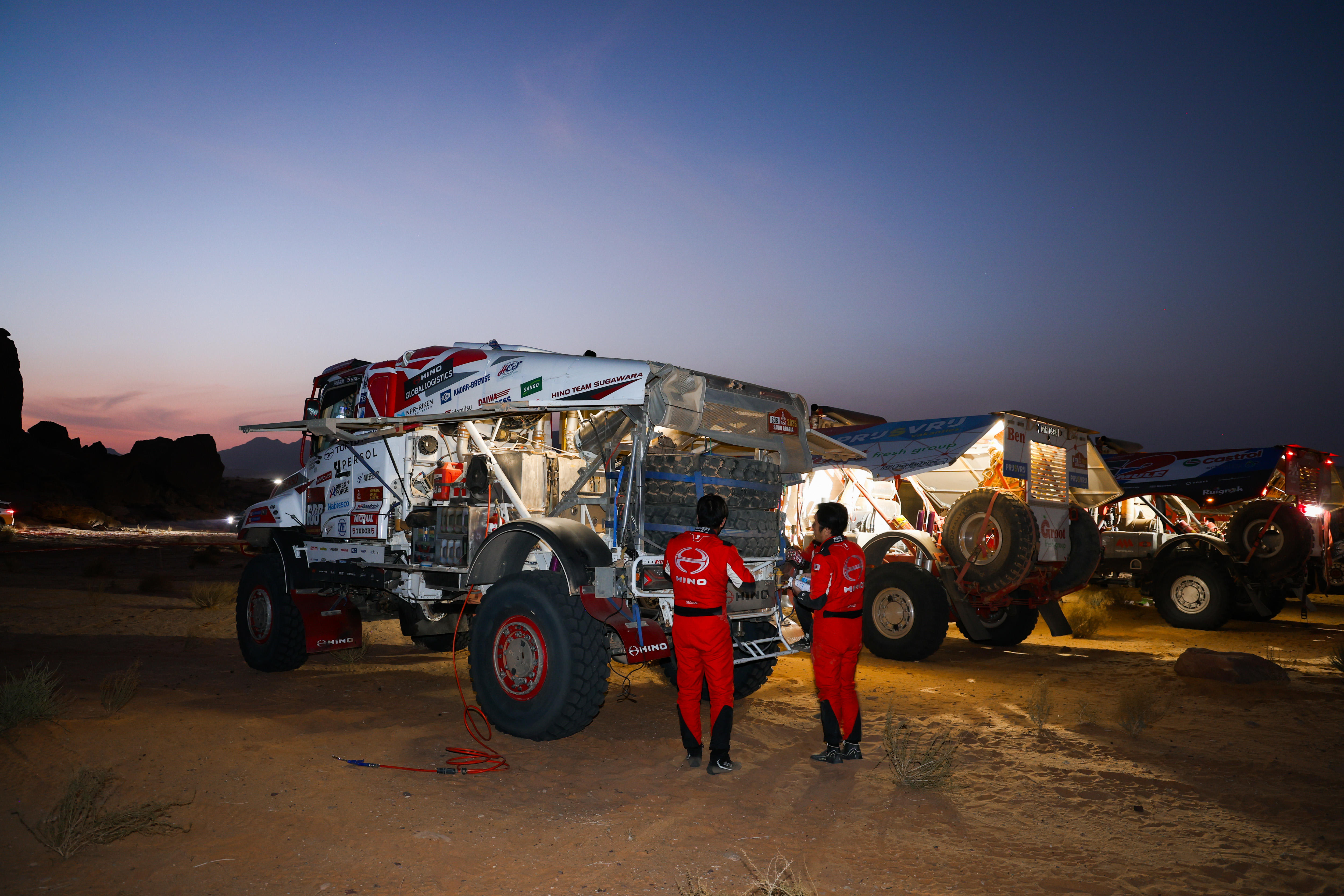 スペアタイヤを交換するクルーたち.jpg