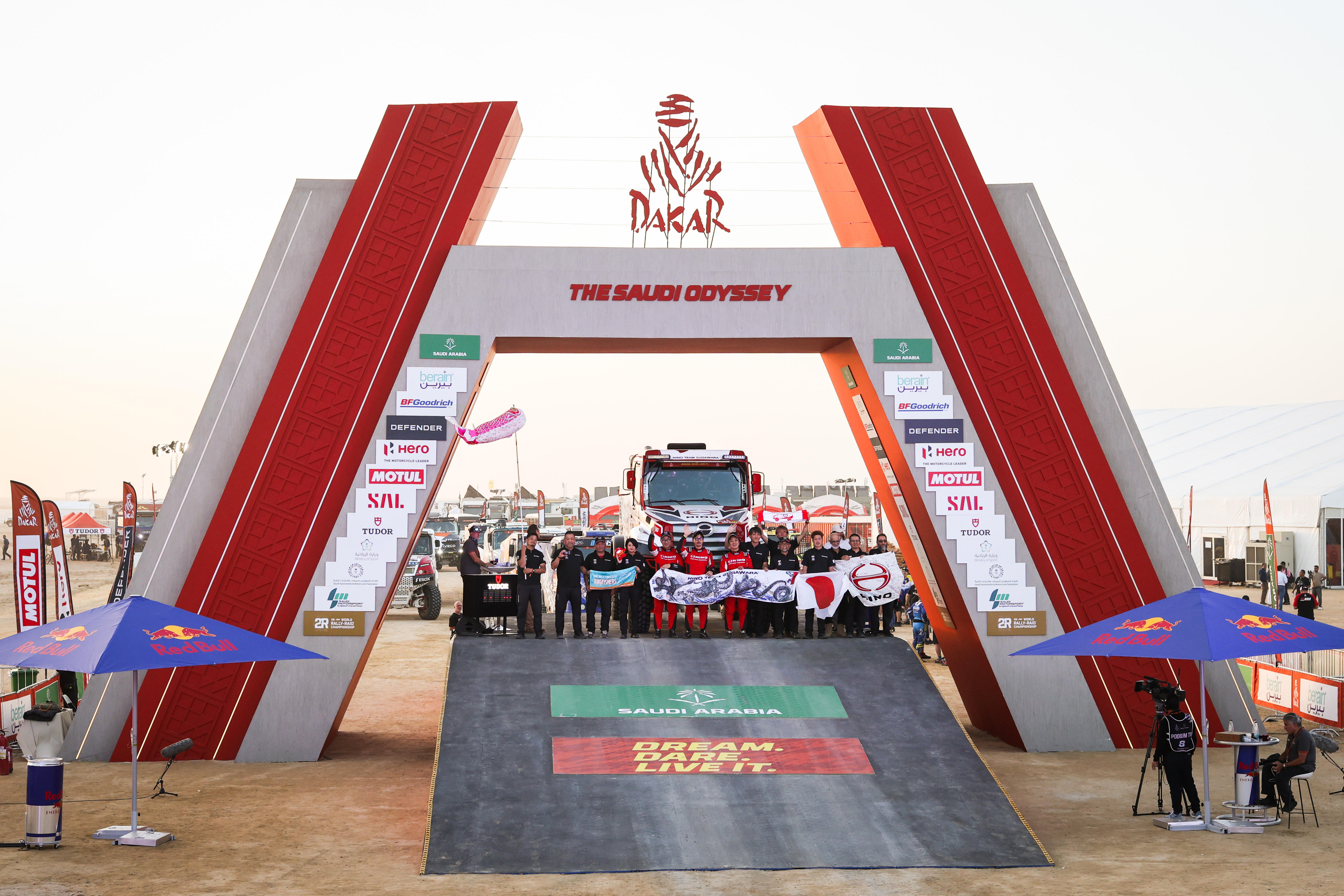 Held a prologue run in the hills near Yanbu.　A smooth start, ranking 13th in the truck division
