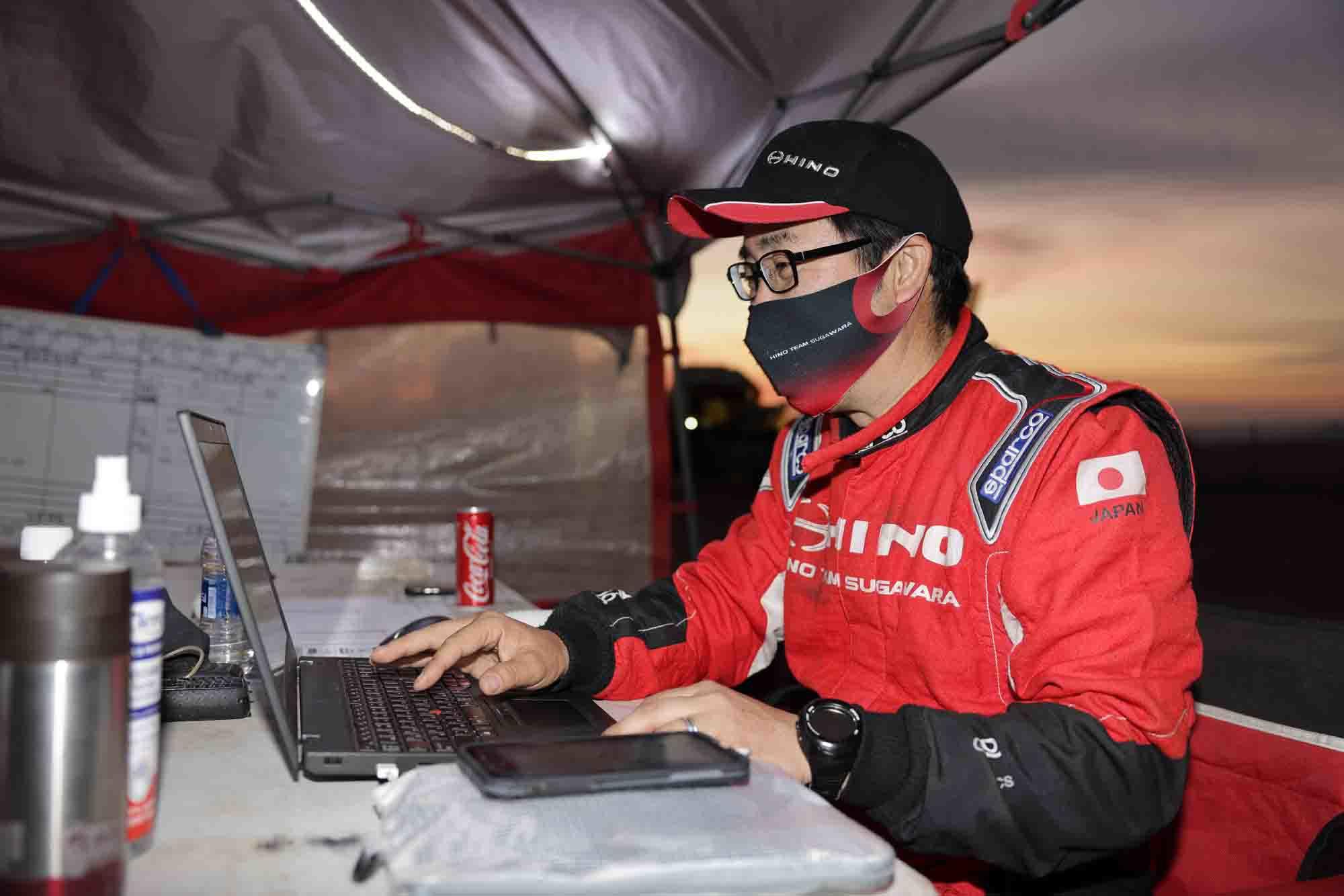 STAGE10:13th Place Finish After Smooth Racing in Intermountain SS.　Team thoroughly inspects truck for the last long SS of the event.