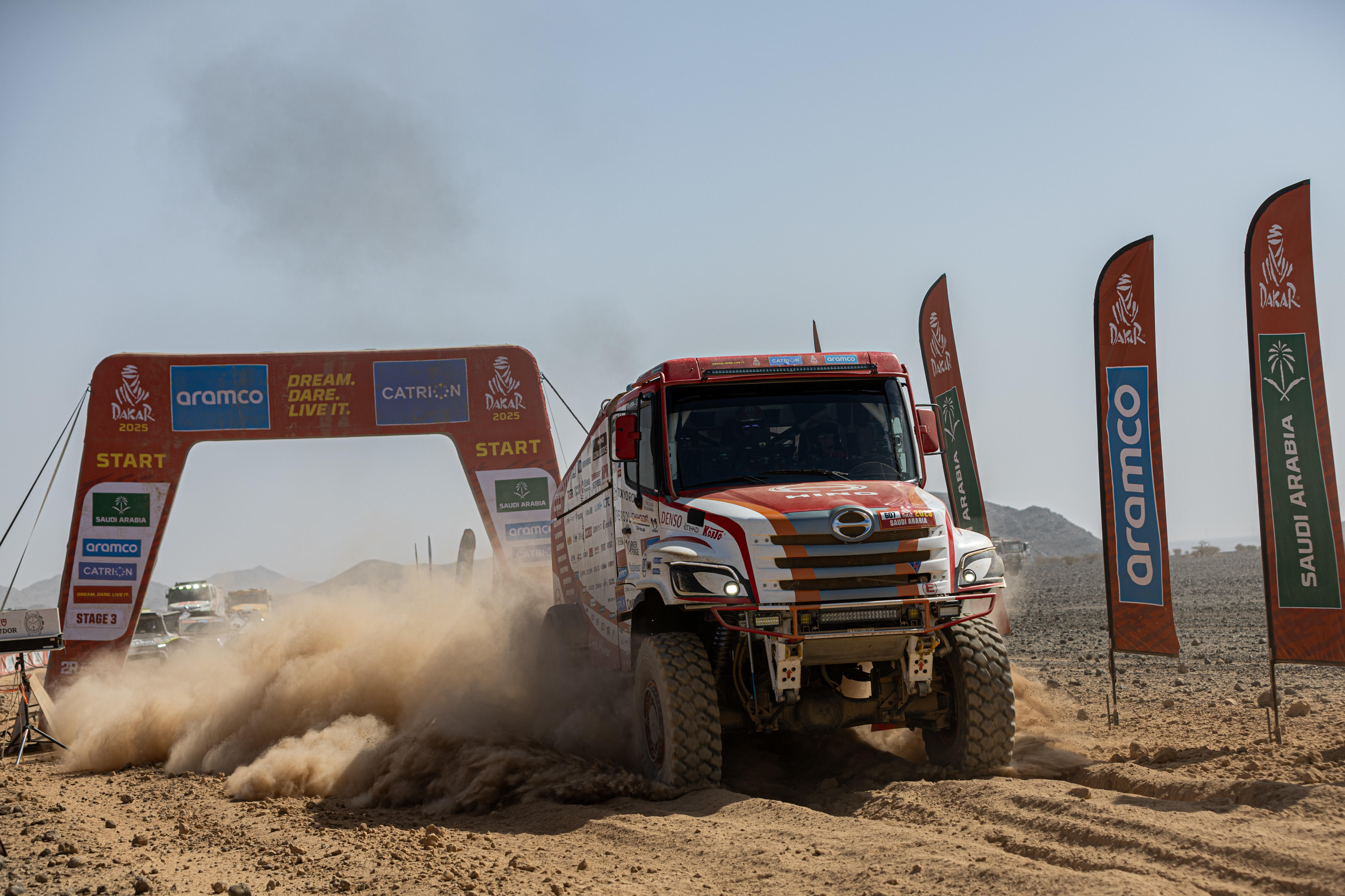 He finished the first half of the marathon stage in 11th place.　There was a slight delay due to a flat tire and a miscourse, but the vehicle was fine.